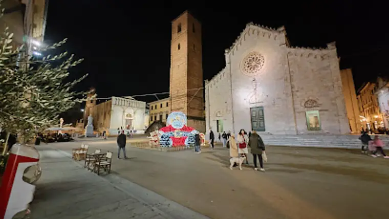 Piazza del Duomo, Pietrasanta