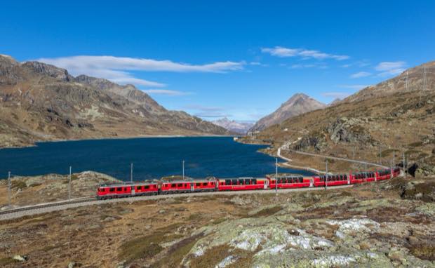 O Bernina Express no Lago Bianco