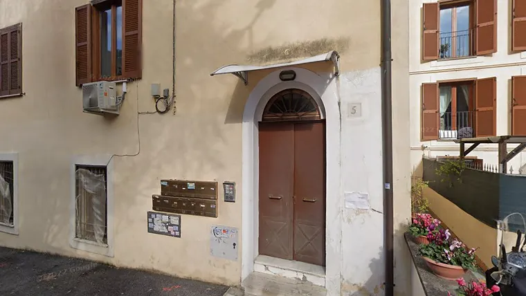 A porta do apartamento em Roma